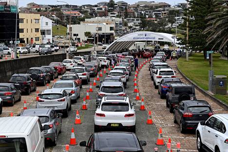 Drive in -testauksessa oli pitkät autojonot Australian Sydneyssä joulukuun 17. päivä vuonna 2021.