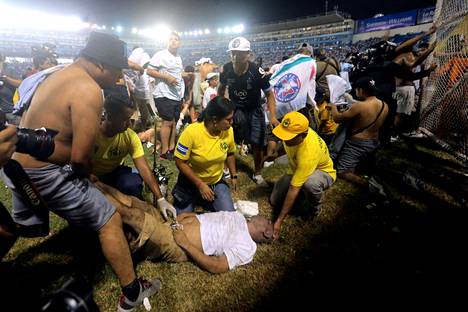 Vahingoittunut mies makasi stadionin nurmella 20. toukokuuta.