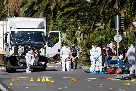 Viranomaiset tutkivat väkijoukon päälle ajanutta kuorma-autoa Nizzassa heinäkuussa 2016.