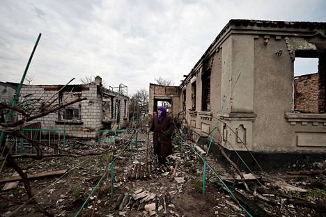 Hanna Tšaika, 80, kertoo Venäjän joukkojen tuhonneen hänen naapurinsa talon. Tšaika kuvattiin lähellä Ukrainan pääkaupunkia Kiovaa sijaitsevassa Ozerassa 23. huhtikuuta.