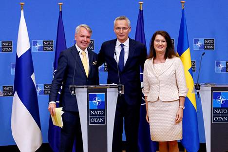 Naton pääsihteeri Jens Stoltenberg poseerasi Suomen ja Ruotsin ulkoministereiden Pekka Haaviston ja Ann Linden kanssa 5. heinäkuuta Naton päämajassa Brysselissä allekirjoitettuaan maiden liittymispöytäkirjat sotilasliiton jäseneksi.
