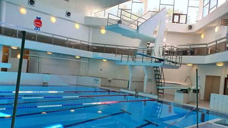 Kirjoittajat ehdottavat, että koulu-uintia opetettaisiin alakoulun neljännelle luokalle asti, ja sitten oppilaat suorittaisivat sadan metrin uintitestin. Kuva Nokian uimahallista.
