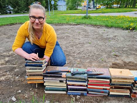 Erikoiskirjastonhoitaja Petra Mäkelä keksi kivan idean. Pääkirjaston edustalle rakennetaan pörriäispenkki ja se reunustetaan kirjaston poistokirjoilla.