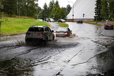 Rankkasade sai Porin tulvimaan Karhuhallin lähellä 8. elokuuta 2021.