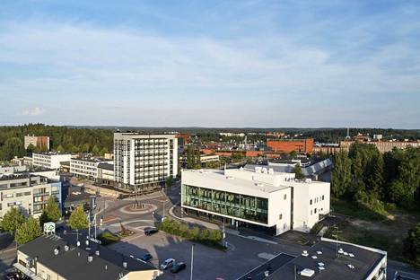 Vuonna 2020 otettu kuva kertoo niin kasvavasta kaupungista kuin mittavista investoinneista. Keskellä kuvaa on nokialaisten ylpeys, kirjasto- ja kulttuuritalo Virta.