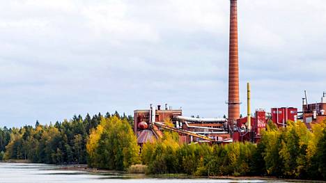 Tältä Säterin vanha tehdasalue näyttää Ulvajanlahden puolelta katsottuna. Purkulupa koskee noin puolta alueen rakennuksista. Punainen tiilipiippu pitää säilyttää.