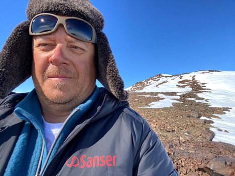 Hannu Luoto otti selfien Fossilryggen vuorella, jonne Suomen Etelämantereen-retkikunta vei seismometrin kuukaudeksi mittaamaan maan liikkeitä. 
