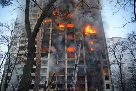 Kiovan räjähdyksissä syttyi palamaan kymmenkerroksinen asuinrakennus.