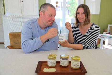 Kim Karrenberg ja Christina Eiber maistelevat tilalla tuotettua hunajaa. Maku on erilainen riippuen siitä, missä ja milloin hunaja on kerätty.