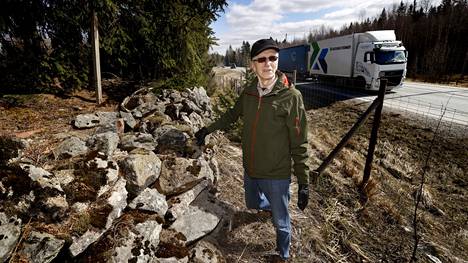 Esko Sillanpää on vuosia sitten latonut kiviaidan kotinsa ja valtatie 8:n väliin. Kasitien levennys neljäkaistaiseksi saattaa tarkoittaa, että kiviaidan elintila käy ahtaaksi. 