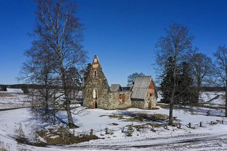 Pälkäneen Onkkaalassa on säilynyt keskiaikaisen harmaakivikirkon raunio. Kirkko on rakennettu arvioiden mukaan vuosien 1495 ja 1505 välillä.