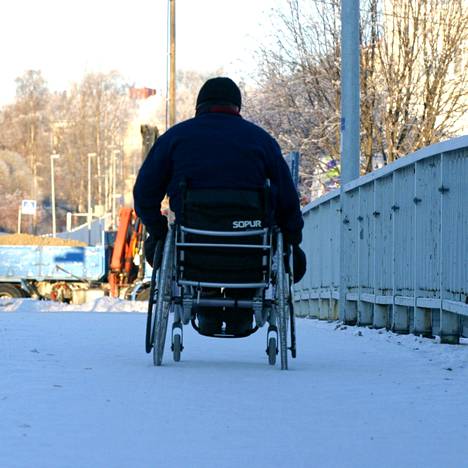 Kirjoittajan mukaan kävely, pyöräily ja apuvälineillä liikkuminen on ollut monin paikoin vaarallista koko kuluneen talven ajan kunnossapidon puutteiden vuoksi Mänttä-Vilppulan alueella. Kuvituskuva.
