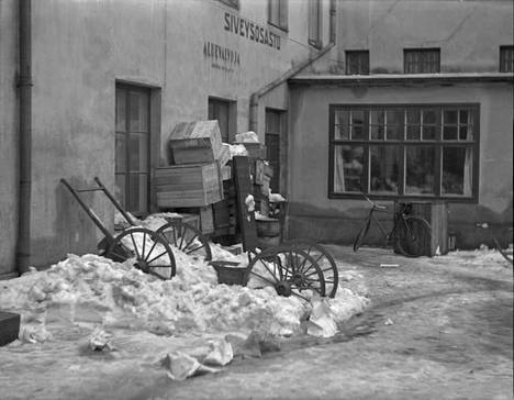 Tampereen poliisilaitos ja sen siveysosasto sijaitsi Raatihuoneen takana, ja sinne kuljettiin Kauppakadulta. Naisia pidettiin vangittuina poliisilaitoksella, kunnes heidät vietiin rautatieasemalle vankivaunukuljetukseen. Kuva on tammikuulta 1932.