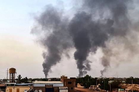 Tummaa savua nousi Sudanin pääkaupungin Khartumin ylle 24. toukokuuta. 