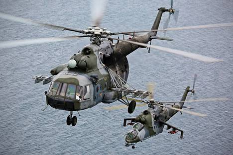 Tshekin ilmavoimien kuljetushelikopteri Mi-171Sh ja takana oleva taisteluhelikopteri Mi-24 esiintyvät Porissa yhteisessä parinäytöksessä.