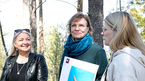 Pirkkalan pirkattarien presidentti Kirsti Virtanen, Sari Neva-aho ja Pirkko Ruotsalainen esittelevät pirkattarien adoptoimaa hautaröykkiötä.