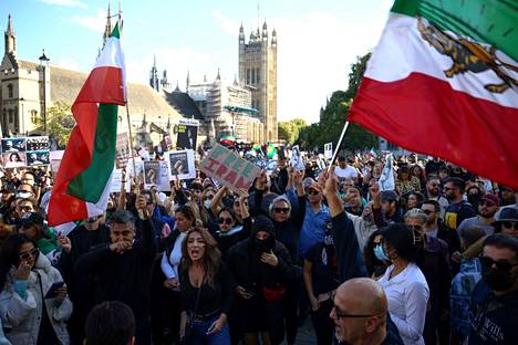 Nuoren kurdinaisen kuolema on laittanut alulle mielenosoituksia myös Iranin ulkopuolella. Kuvassa mielenosoittajia Lontoossa.