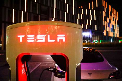Yhdysvaltalainen sähköautovalmistaja Tesla kertoi tehneensä viime vuonna ennätyksellisen nettotuloksen.