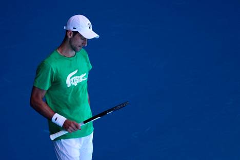 Novak Djokovic harjoitteli 13. tammikuuta Melbourne Parkissa ennen kuin hänen viisuminsa peruttiin uudelleen.