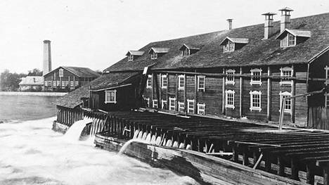 Tervasaaren paperitehdas Valkeakoskella valmistui vuonna 1872 ja taka-alalla näkyvä sellutehdas vuonna 1880.