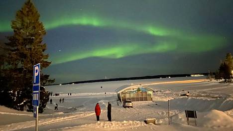 Tällaisina revontulet loistivat Näsijärven yllä. Kuva on otettu torstaina kello 21.30 aikaan Tampereen Kaupinojalla. 