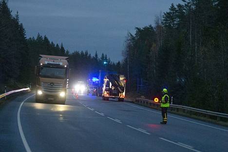Kaksi ihmistä kuoli Luumäellä tiistaina tapahtuneessa henkilöauton ja rekan nokkakolarissa. Onnettomuuspaikalla ohjattiin liikennettä vielä illalla.