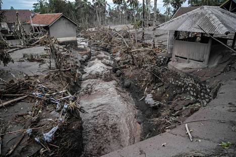 Sumberwuluhin kylän rakennukset vaurioituivat tulivuoren purkauksessa.