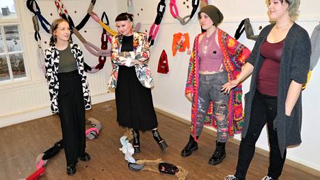 Noora Lyyra, Tonya Björkbom, Elli Minkkinen ja Jenni Alkio ovat 4. vuosikurssin opiskelijoina löytämässä omaa ilmaisuaan. 4 huoneen näyttelystä kuvauspaikaksi valikoitui Tonyan tekstiilitaiteellinen kokonaisuus näyttelytilasta.