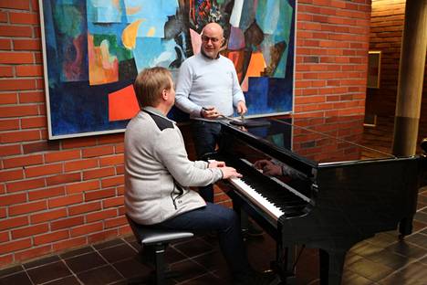 Kankaanpään kaupungintalon uumenissa on sekä piano että myös musiikkiosaamista. Rauli Yrjänä (oikealla) ja Jukka Ehto kiersivät aikanaan yhdessä ympäri maata tanssiorkesteri Ajaxissa.