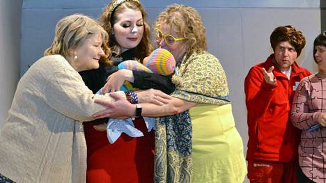 Nuorisoseura Nysän Madaamit-näytelmässä Linda (Laura Aronen, toinen vasemmalta) saa tuoreena äitinä erityistä huomiota. Kuvassa vasemmalla Helma (Maili Jokinen), Linda, Sirkka (Minna Hietala), Jaakko (Paavo Pohja) ja Marika (Satu Nieminen).