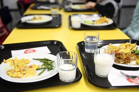Tällä hetkellä opiskelija joutuu maksamaan yleensä opiskelijaravintolan ruuasta 2,70 euroa. Kuva otettu Pohjois-Tapiolan koulussa Espoossa 18. tammikuuta 2019.