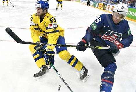 Ruotsin kapteeni Oliver Ekman-Larsson (vasemmalla) pelasi vielä USA-pelissä, mutta ei Norjaa vastaan.