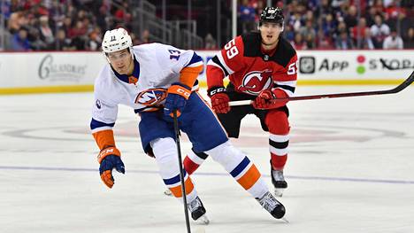 Janne Kuokkanen (59) jahtaa New York Islandersin hyökkääjää Mathew Barzalia. 