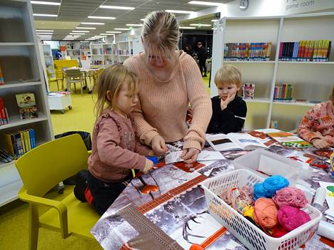 Kohta neljävuotias Emma (vas.) askarteli tunnemittaria äiti Aino Rantamäen kanssa. Kuusivuotias Leevi ei halunnut askarrella, joten hän sai hakea kirjoja luettavaksi siksi aikaa.
