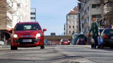 Hallitus esittää muutoksia ajokorttilakiin. Tämä näkymä kuvattiin Porissa 20. huhtikuuta.