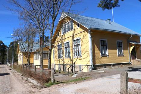 Vuonna 1928 rakennettu Syvärauman alakoulu oli vuoteen 2019 koulukäytössä ja on ollut sen jälkeen tyhjillään käytöttä.