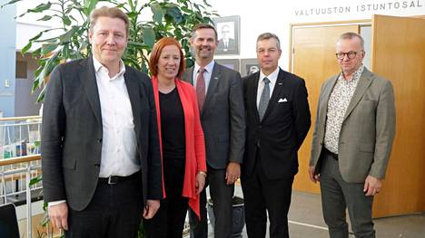 Kuntaministeri Sirpa Paateron kanssa Harjavallassa keskustelivat Joni Hautojärvi, Tor Stendahl, Timo Rautalahti ja kaupunginjohtaja Hannu Kuusela.