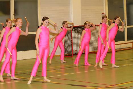 KNV:n 7-12-vuotiaista koottu voimisteluryhmä on harjoitellut Jos kuussa voisi tanssia -esitystään viime syksystä lähtien.