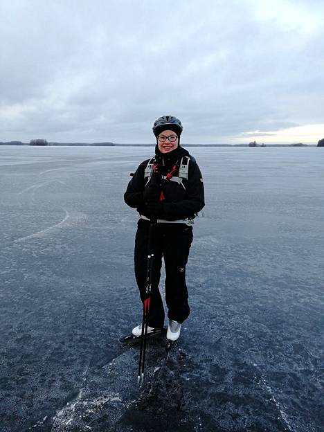 Noora-Mari Iisakkala aloitti retkiluisteluharrastuksen pari vuotta sitten. Tässä hänet on kuvattu Isojärven jäällä.