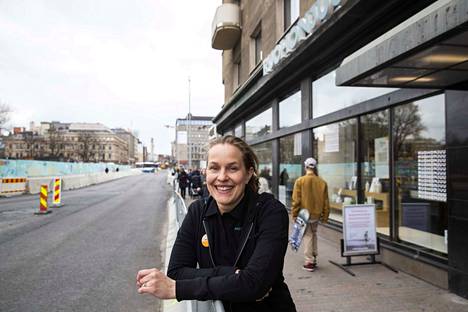 Ympärillä kivijalkaliikkeet sammuttelevat valojaan, mutta luontaiskauppa Ruohonjuuren myymäläpäällikkö Heidi Junkkari ei pelkää Hämeenkadun tulevaisuutta. 