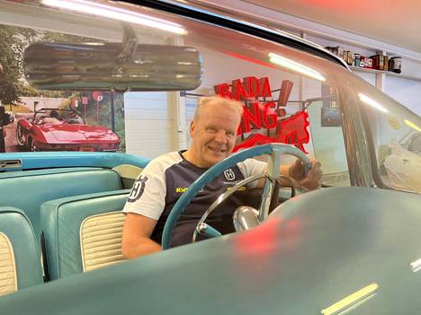 Veli-Matti Mäkinen on ollut Classic Garagen harvinaisuuksiin lukeutuvan vuoden 1953 Cadillac Eldoradon ratissa myös tien päällä. 