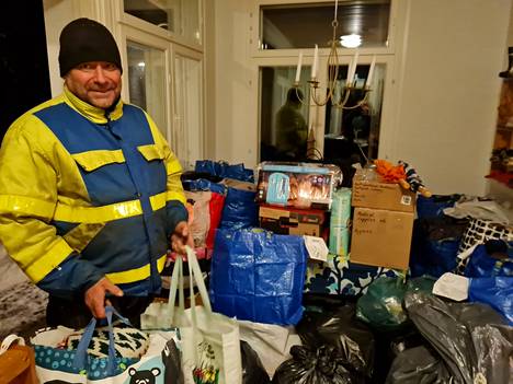 Olli Suomela toi monta kassillista tavaraa Ukraina-keräykseen Mouhijärvellä. Anna Tammisalon talon kuisti täyttyi nopeasti lahjoituksista.