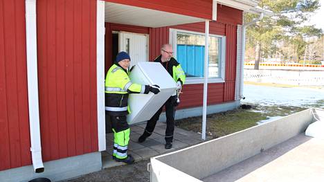 Merikarvian kunnan työntekijät Timo Nervander ja Matti Maaranen kuskasivat käyttökelpoista irtaimistoa kunnan varastotiloihin säilytettäväksi.