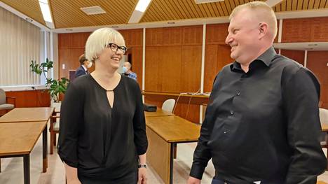 Pekka Rae (oikealla) erosi kokoomuksen valtuusto ryhmästä luottamuspulan vuoksi. Kuvassa myös Juupajoen kunnanvaltuuston puheenjohtaja Taija Heletoja. Kuva uuden valtuuston ensimmäisestä kokouksesta vuodelta 2021.