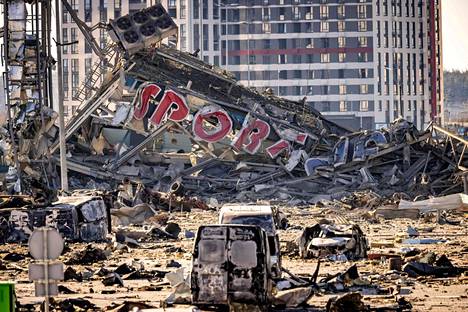 Kymmenkerroksinen ostoskeskus tuhoutui täysin Venäjän iskussa Kiovassa maanantain vastaisena yönä.