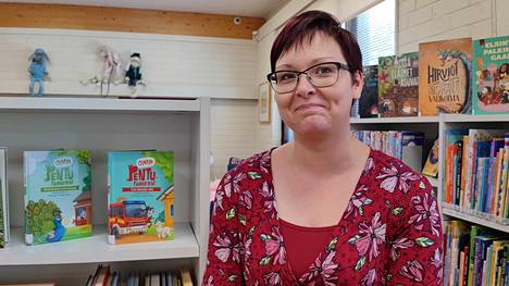 Multian kirjastossa kirjastonjohtaja Tarja Pietikäinen kertoo lukudiplomin suorittamisesta. Hän toivottaa kysyjät tervetulleiksi.