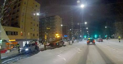 Auto juuttui ratikkakiskoille Tampereen Kalevassa Kalevanrinteen pysäkin kohdilla.
