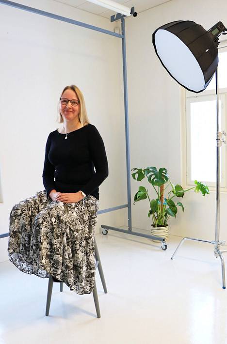 Jämsäläinen Maarit Räsänen perusti valokuvausstudio Kuvaamon Kelhän pappilan päätyyn. Hän toivoo, että tunnelmallinen ja kodikas tila auttaa kuvattavaksi tulevia rentoutumaan kameran edessä. 