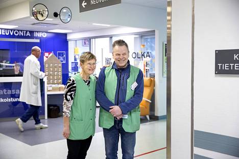 Hannele ja Jari Salminen kuvaavat vapaaehtoistyötään Satasairaalassa harrastukseksi, joka antaa enemmän kuin ottaa.