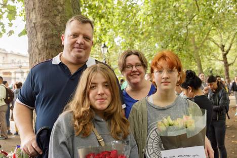 Eyvind (vas.), Hanna, Lisa ja Liv (oik.) Andresen toivat lauantaina kuningattaren muistoksi kukkia.